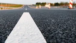 Depășirea pe linia continuă pentru a trece de un tractor, o căruță sau un biciclist: Ce prevede noul Cod Rutier 2026