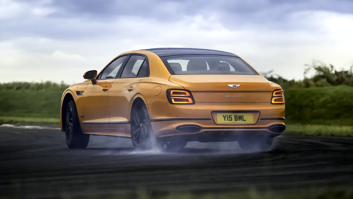 Noul Bentley Flying Spur debutează în 10 septembrie. Limuzina de lux va folosi un V8 hibrid cu aproape 800 CP - VIDEO