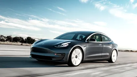 Tesla a vândut mașini noi care aveau baterii vechi de patru ani