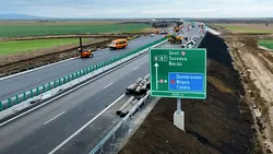 Două loturi din Autostrada A7 vor fi deschise simultan, în luna august. Totuși, un secretar de stat critică decizia CNAIR