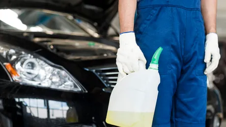 Un produs chimic de curățare vechi de un secol, asociat cu o creștere de 500% a riscului de a dezvolta boala Parkinson. E folosit intens în sectorul auto