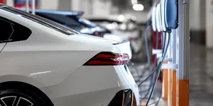 Peste 100 de noi puncte de încărcare apar în 9 magazine. Ce înseamnă proiectul pentru șoferii de mașini electrice