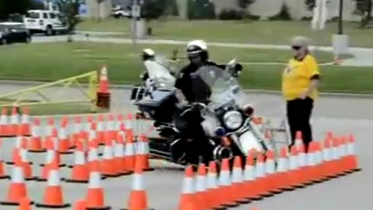 Un poliţist american care te poate urmări cu motocicleta într-o garsonieră