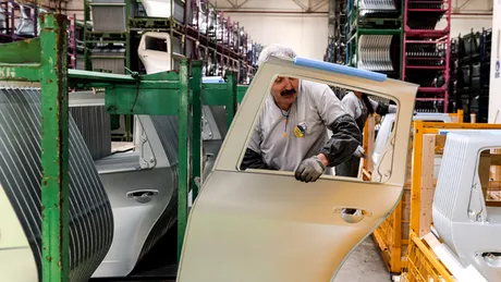 Un român şi un spaniol intră în fabrica de maşini. Câte produce fiecare? (Nu e banc)