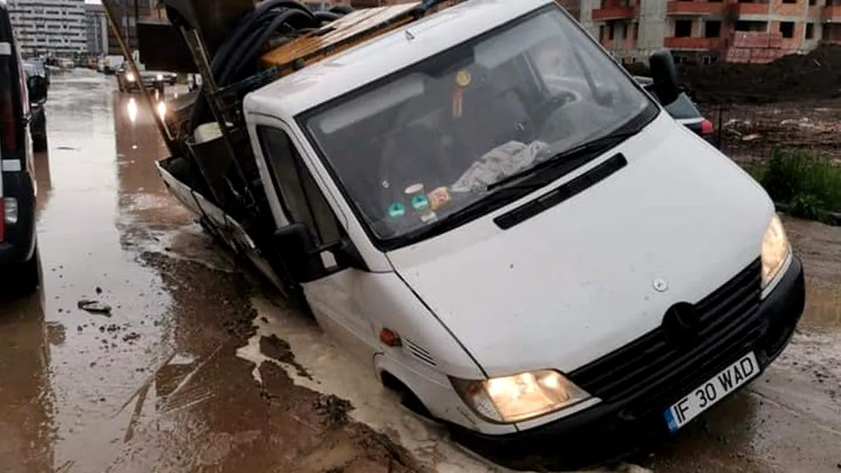 Imaginile dezastrului la Chiajna: O stradă s-a surpat sub greutatea mașinilor