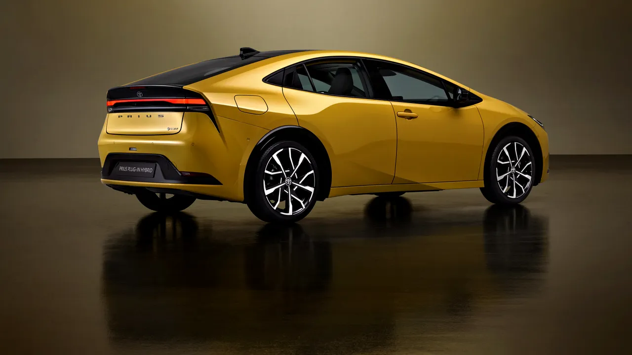 noua-toyota-prius-este-aici-a-cincea-generatie-de-prius-aduce-schimbari-importante 5 