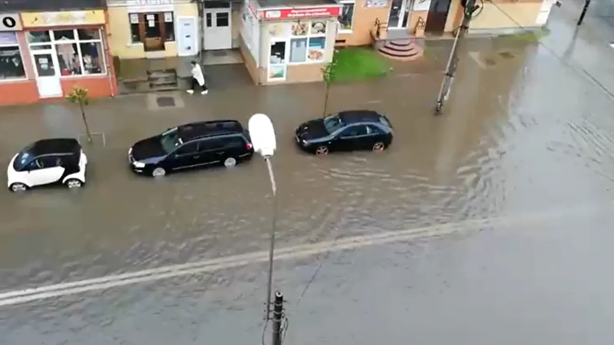 Un sens giratoriu a fost luat de ape în Alba Iulia. Cu ce l-au înlocuit polițiștii? VIDEO
