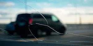 Într-o secundă, o piatră îți poate fisura parbrizul. Când mai poate fi reparată fisura și când trebuie înlocuit geamul