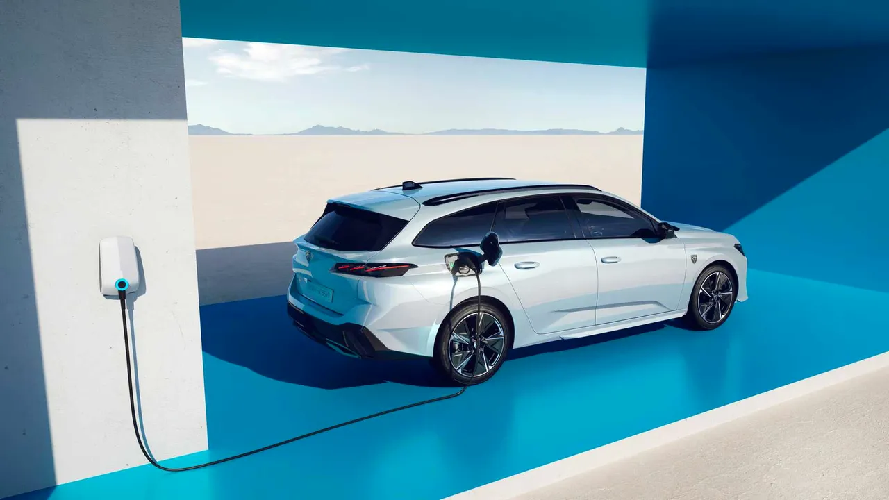 2023-peugeot-e-308 