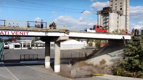 Intervenţie spectaculoasă: O pasarelă este demolată la Târgu Jiu - VIDEO