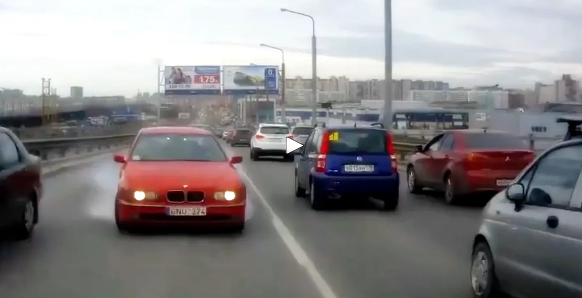 Şoferul acesta tocmai va fi lovit frontal de ironie. Pardon, ambulanţă [VIDEO]