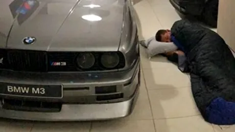 Un iubitor de maşini a parcat un E30 M3 şi un VW GTI în sufragerie pentru a le salva de uraganul Dorian - FOTO
