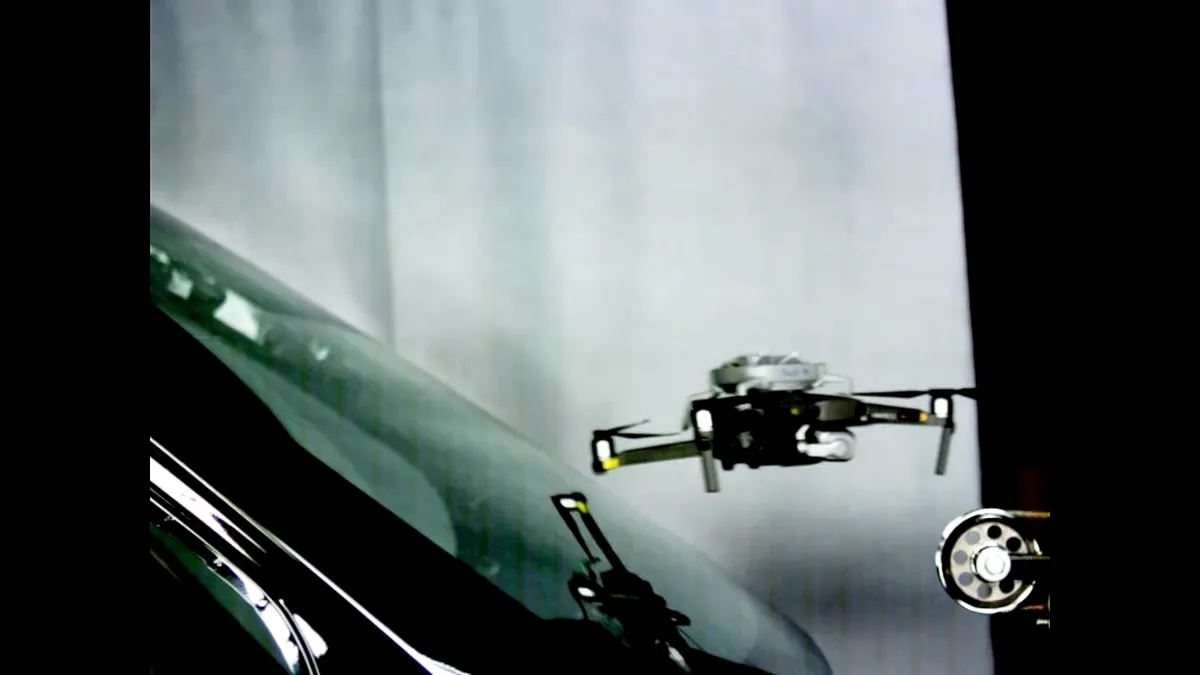 Ce se întâmplă când o dronă se lovește de parbriz la 100 km/h - VIDEO