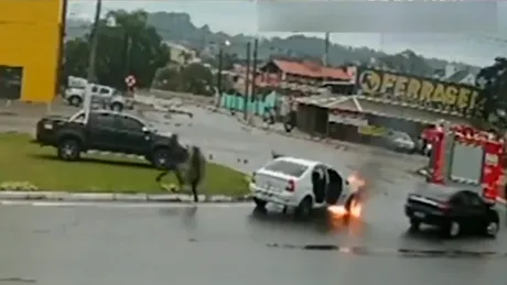 Noroc maxim! Un Logan a luat foc chiar lângă o maşină de pompieri - VIDEO