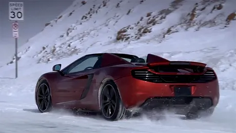 VIDEO: Un McLaren MP4-12C Spider se ia la întrecere cu un snowboarder