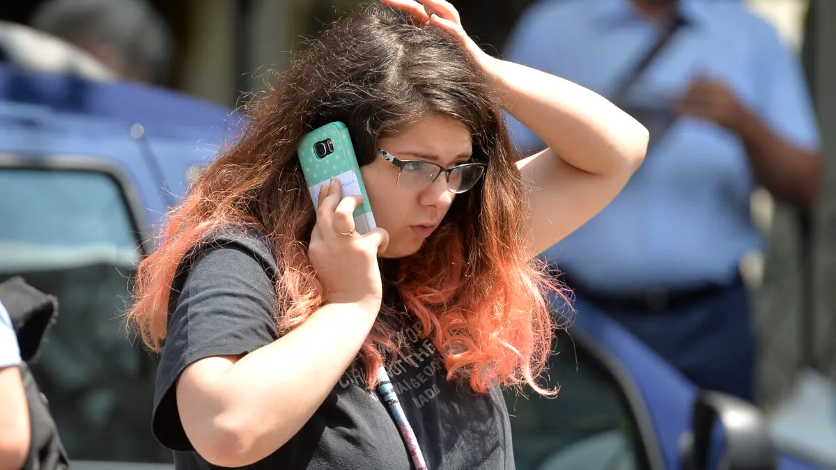 Pietonii care folosesc telefonul mobil pe drumurile publice, amendați la fel ca șoferii. O nouă regulă în Codul Rutier din Italia