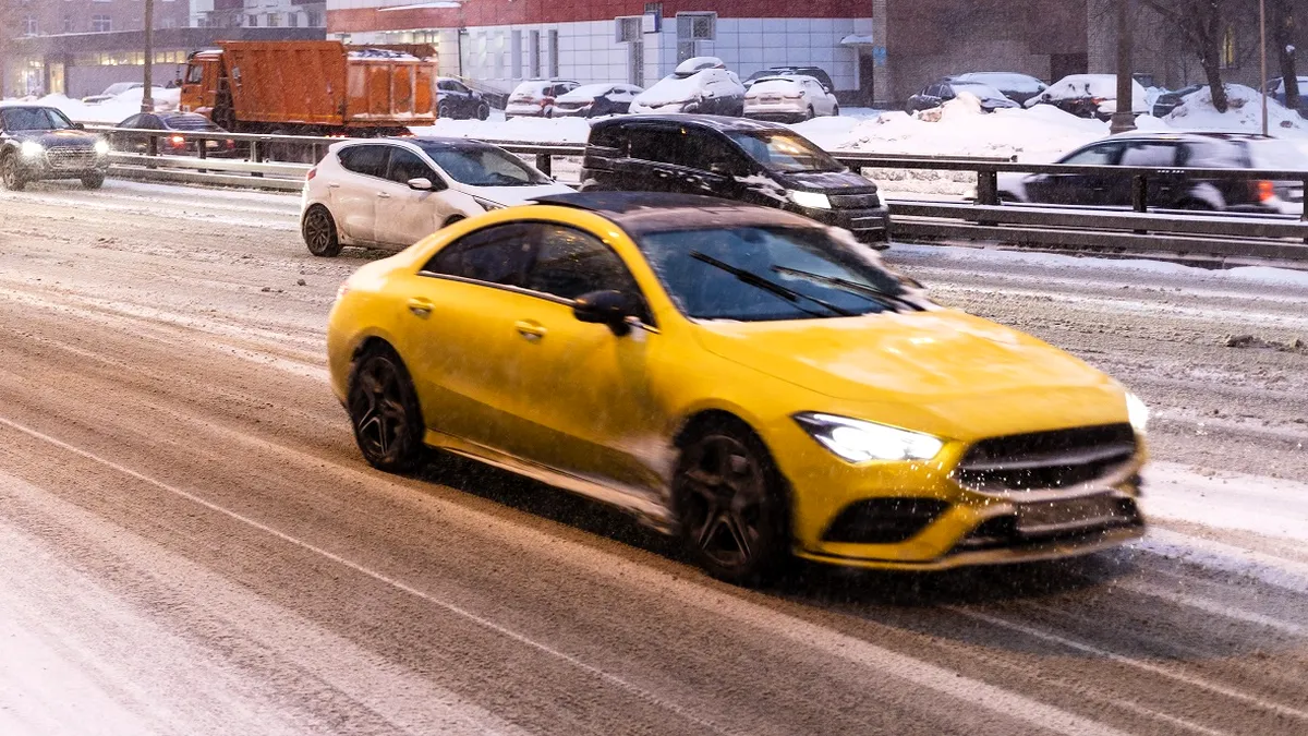 Zeci de mii de mașini ajung din China în Rusia prin importuri paralele care ocolesc sancțiunile