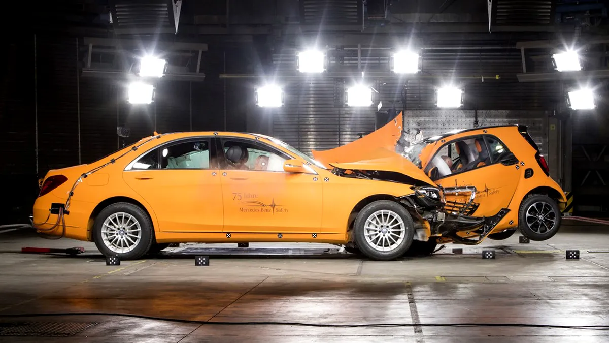 Crash test: Mercedes-Benz S-Class se ciocneşte cu noul smart fortwo. VIDEO