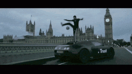 Bugatti Veyron, călcat în picioare de Soufiante Touzani, de dragul advertisingului [VIDEO]