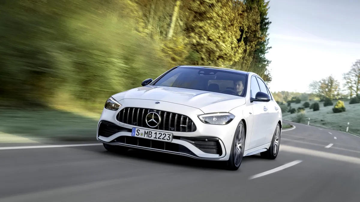 Noul Mercedes-Benz AMG C43 debutează cu motor turbo de 2,0 litri, care oferă 408 CP și 500 Nm