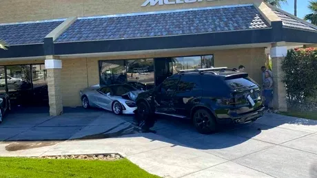 Un BMW a făcut praf un McLaren dintr-un showroom. Și nici măcar nu a fost vina șoferului de BMW!