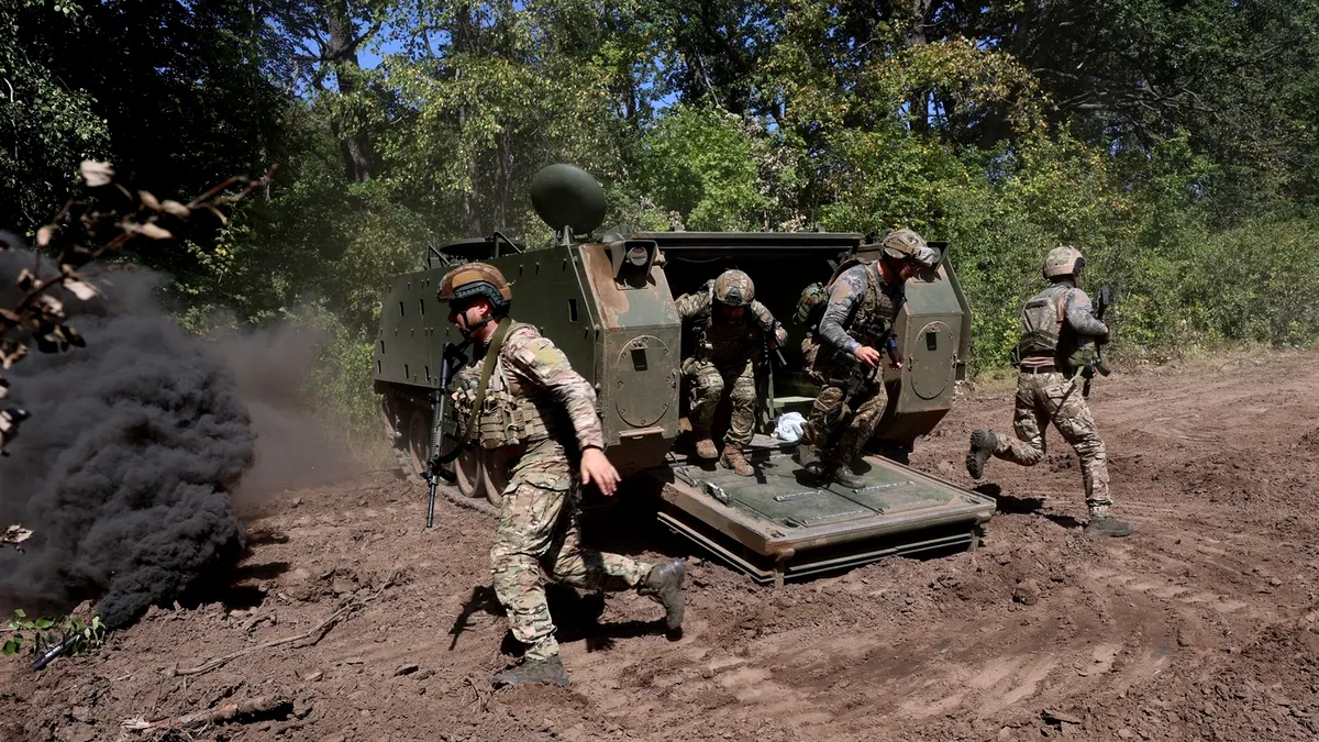 Vehiculul M113, o relicvă din epoca Eisenhower, rămâne popular în Ucraina. Peste 650 de „taxiuri” de infanterie, confirmate distruse