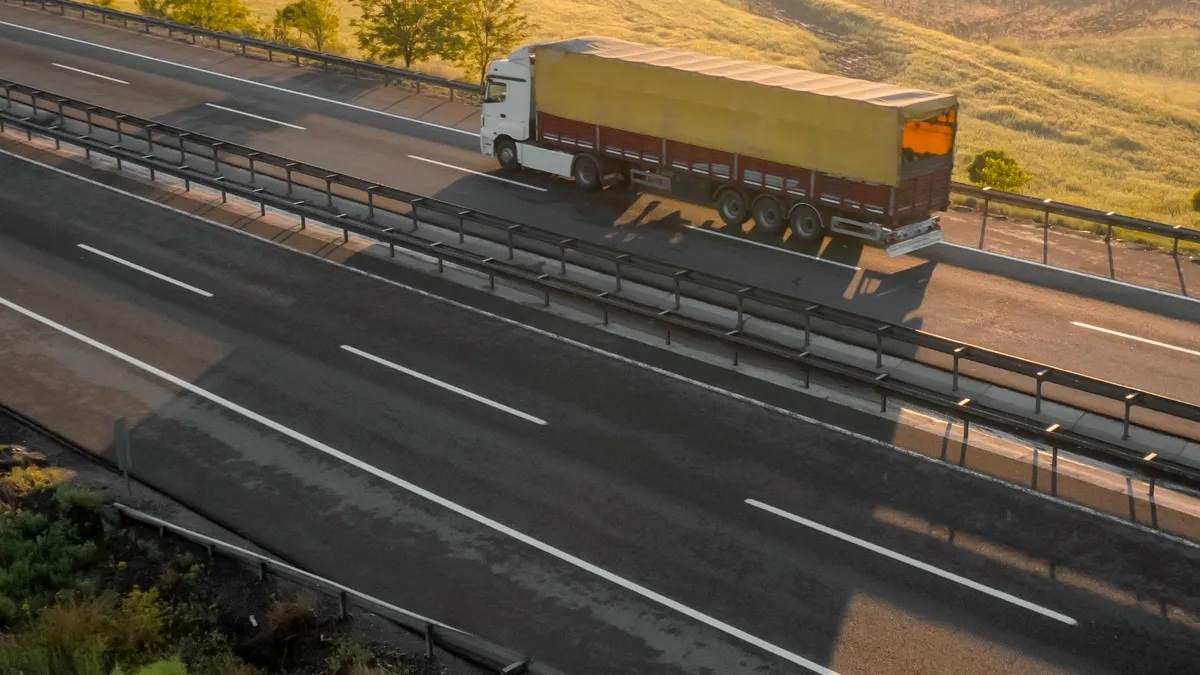 Au voie TIR-urile să depășească mașini mici pe autostradă? Cât de mare este pericolul