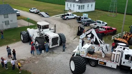 Cel mai mare tractor agricol din lume primește roți noi pentru prima dată în 43 de ani