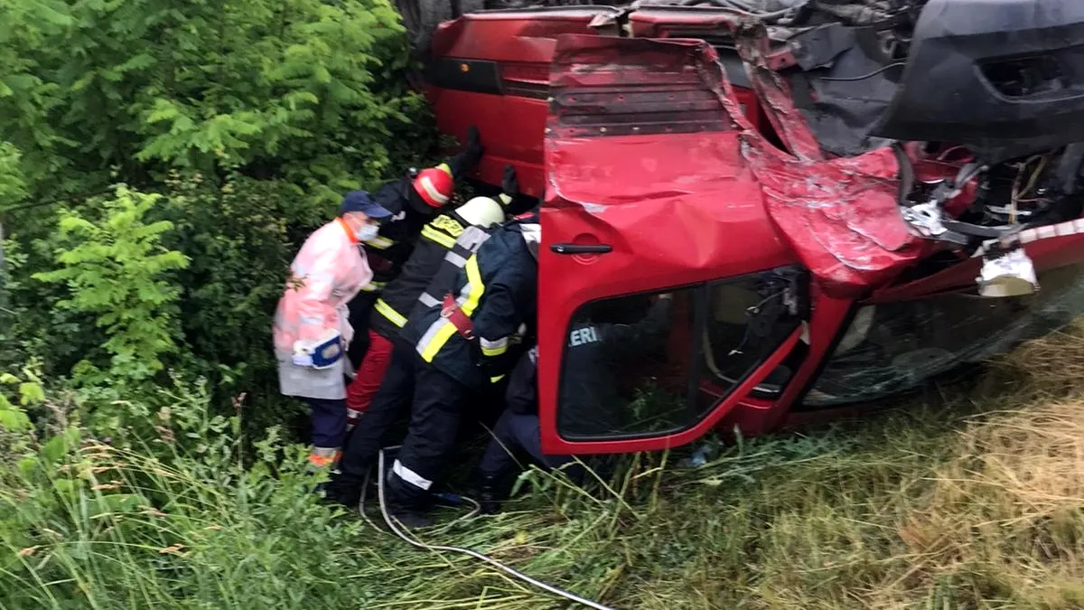 Accident cu un microbuz de călători în județul Vâlcea. A fost activat planul roșu - VIDEO