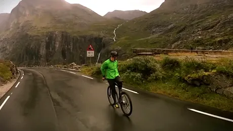 Cu 80 km/h pe bicicletă, pe serpentine, cu SPATELE