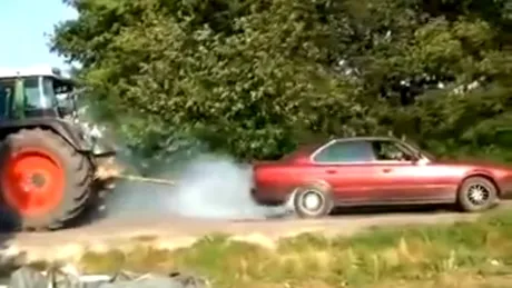 VIDEO: Lupta brutală, cu otgonul, dintre un BMW Seria 5 şi un... tractor