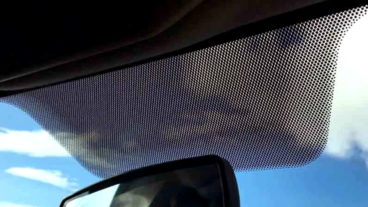 Punctele negre de pe parbriz au o explicaţie logică. E mai simplu decât credeai