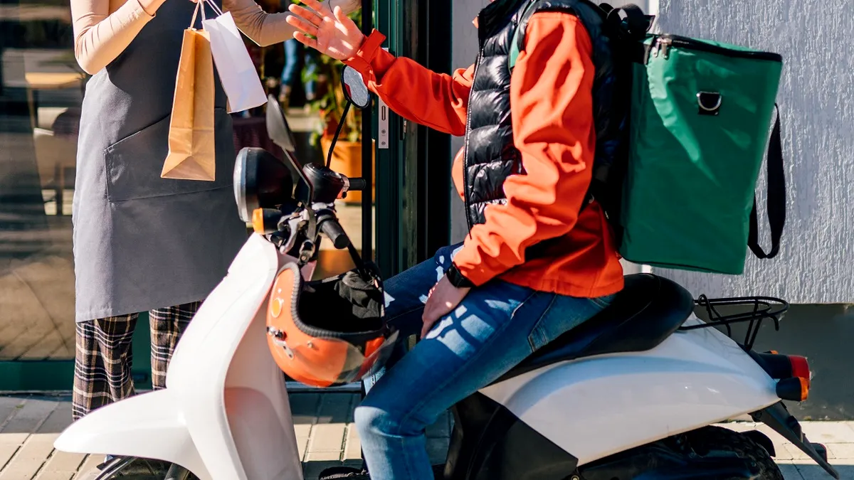 Cele mai mari greșeli pe care le fac livratorii în trafic: observațiile lui Tibi Troia - VIDEO