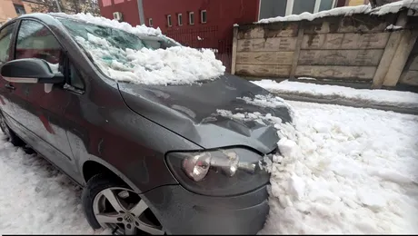 VIDEO Mașini avariate grav de țurțuri de gheață și zăpadă la Alba Iulia