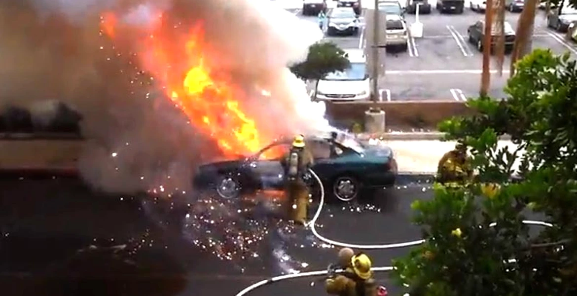 VIDEO: Maşina explodează, pompierul nu se lasă!