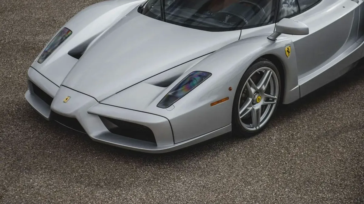 Ocazie unică: un Ferrari Enzo cu doar 227 de kilometri la bord a fost scos la licitație