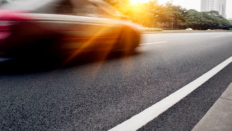 2026: Reguli speciale pentru șoferi la trecerea de pietoni. Ești obligat să oprești dacă pietonul e pe sensul opus?