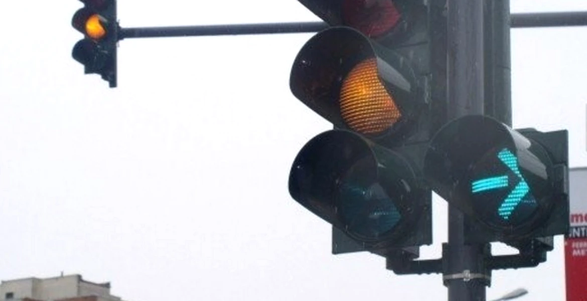 Să vedem cât de bun şofer eşti: Ştii „secretul” semaforului intermitent de dreapta?