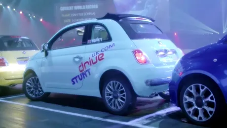 Fiat 500 se îngrămădeşte (şi mai) bine. Record pentru parcarea laterală [VIDEO]