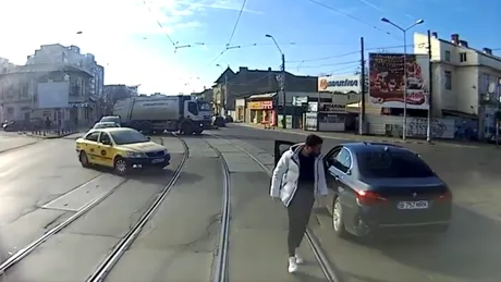 Șofer de BMW versus vatman. Mașină împinsă de tramvai în București