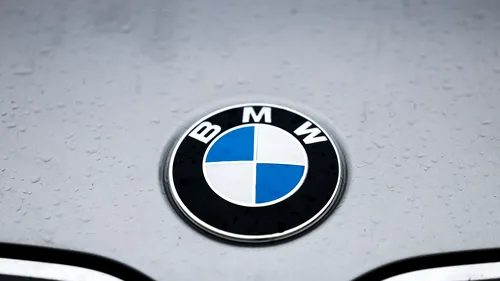 Doi bărbați români sunt căutați pentru înșelăciuni legate de achiziționarea de SUV-uri BMW în Canada