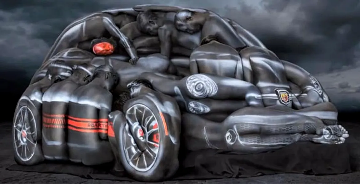 VIDEO: Fiat 500 Abarth format din trupuri de femei