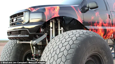 Cel mai lung monster truck e şi cel mai scump: 1 milion de dolari - VIDEO
