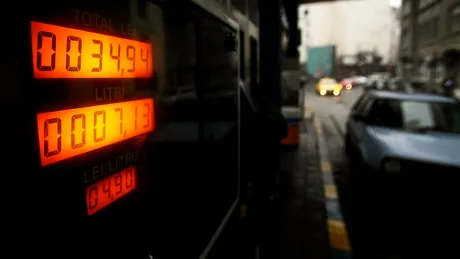 Scade preţul carburanţilor! În Bacău, Tulcea şi Constanţa, motorina este 4,9 lei/litru