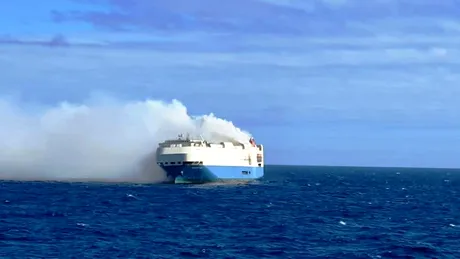 Un vapor cu circa 4.000 de mașini de lux la bord a luat foc în Oceanul Atlantic (cu video)