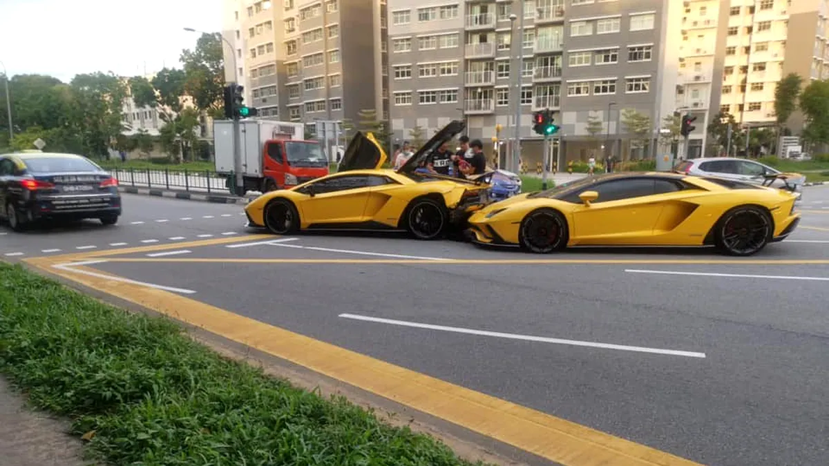 Ce șanse erau? Două Lamborghini Aventador identice s-au ciocnit