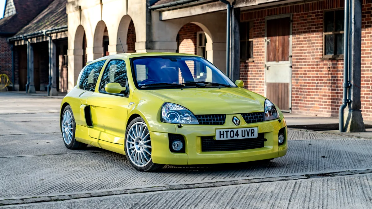 Așa arată cel mai scump Renault Clio din toate timpurile. S-a vândut la licitație cu peste 100.000 de euro