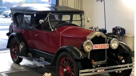 FOTO - O mașină de colecție din 1925, la Registrul Auto Român. Modelul a fost adus din Belgia