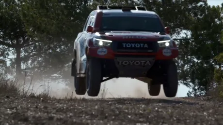 Noul pick-up Toyota Hilux a fost testat de pilotul de Formula 1 Fernando Alonso - VIDEO