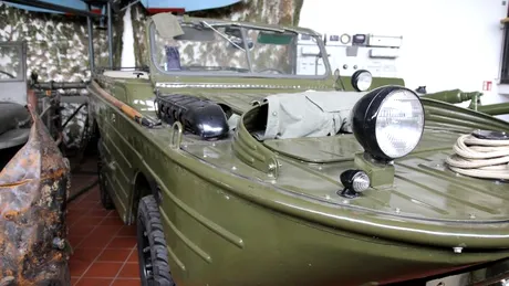 Vehicul militar atipic găsit abandonat într-o curte din Moscova